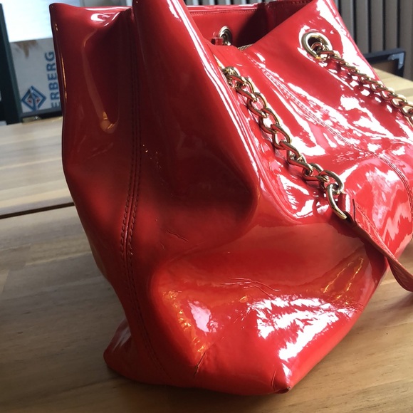Kate Spade red patent leather shoulder bag with gold chains - Picture 7 of 7